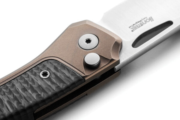 Navaja LionSTEEL Twain Button Lock CF Brn TW BR CF